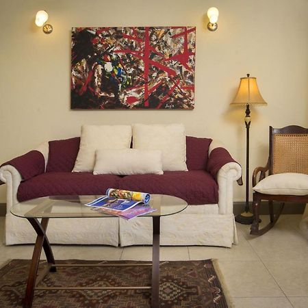 Ground Floor Apartment Located In Hometown, 5 Min Walk To The Beach Saint James Exterior photo