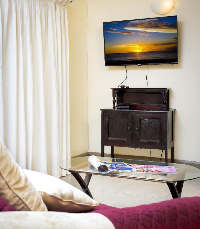 Ground Floor Apartment Located In Hometown, 5 Min Walk To The Beach Saint James Exterior photo